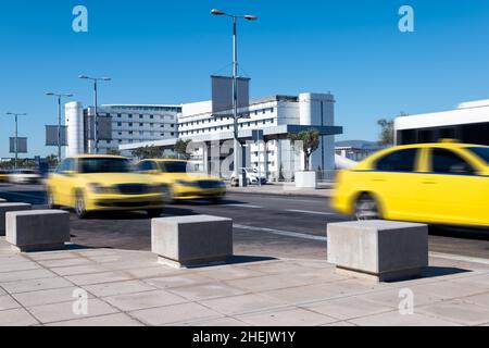 Gelbe Taxis fahren auf der Straße am Flughafen. Stockfoto