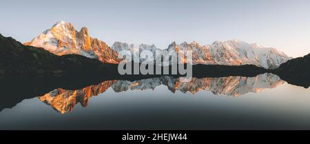 Der Mont Blanc spiegelt sich in Lacs des Cheserys, Chamonix, Haute Savoie, Frankreich wider Stockfoto