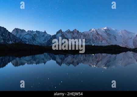 Der Mont Blanc spiegelt sich in Lacs des Cheserys, Chamonix, Haute Savoie, Frankreich wider Stockfoto