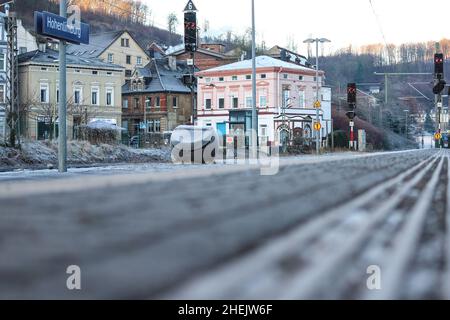 Hagen, Deutschland. 11th Januar 2022. Der Bahnhof im Hohenlimburger Kreis Hagen sechs Monate nach der Flut. Mitte Juli 2021 verursachten heftige Regenfälle und Stürme vielerorts Überschwemmungen und Zerstörungen. In Nordrhein-Westfalen war Hagen zunächst besonders stark betroffen. Hänge rutschten hinunter, überflutete Straßen wurden gesperrt. Quelle: Alex Talash/dpa/Alamy Live News Stockfoto