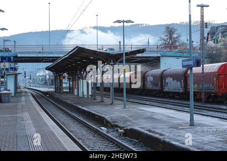 Hagen, Deutschland. 11th Januar 2022. Der Bahnhof im Hohenlimburger Kreis Hagen sechs Monate nach der Flut. Mitte Juli 2021 verursachten heftige Regenfälle und Stürme vielerorts Überschwemmungen und Zerstörungen. In Nordrhein-Westfalen war Hagen zunächst besonders stark betroffen. Hänge rutschten hinunter, überflutete Straßen wurden gesperrt. Quelle: Alex Talash/dpa/Alamy Live News Stockfoto