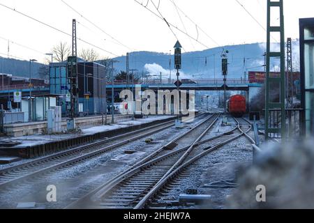 Hagen, Deutschland. 11th Januar 2022. Der Bahnhof im Hohenlimburger Kreis Hagen sechs Monate nach der Flut. Mitte Juli 2021 verursachten heftige Regenfälle und Stürme vielerorts Überschwemmungen und Zerstörungen. In Nordrhein-Westfalen war Hagen zunächst besonders stark betroffen. Hänge rutschten hinunter, überflutete Straßen wurden gesperrt. Quelle: Alex Talash/dpa/Alamy Live News Stockfoto