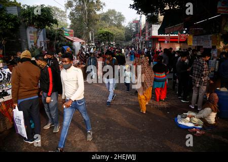 Delhi, Indien. 10th Januar 2022. Während der Verbreitung des kovidierten omicron drängen sich Besucher auf dem Sarojini Nagar-Markt in Delhi. Einschränkungen und Protokolle werden nicht befolgt. (Foto: Haripriya Shaji/Pacific Press) Quelle: Pacific Press Media Production Corp./Alamy Live News Stockfoto