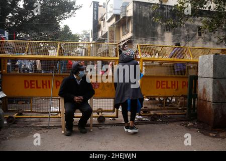 Delhi, Indien. 10th Januar 2022. Während der Verbreitung des kovidierten omicron drängen sich Besucher auf dem Sarojini Nagar-Markt in Delhi. Einschränkungen und Protokolle werden nicht befolgt. (Foto: Haripriya Shaji/Pacific Press) Quelle: Pacific Press Media Production Corp./Alamy Live News Stockfoto