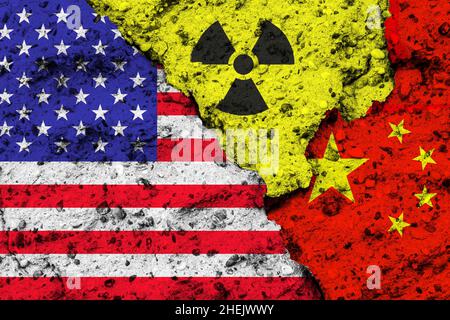Konzept des Verhältnisses zwischen den Vereinigten Staaten von Amerika (USA) und China zu nuklearpolitischen Fragen mit Flaggen und einem Strahlungsgefährdungszeichen Stockfoto
