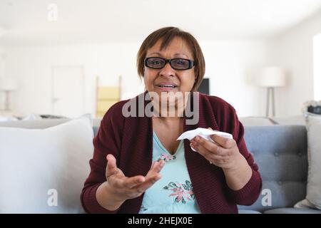 Porträt einer afroamerikanischen älteren Frau, die zu Hause an Erkältung und Grippe leidet Stockfoto