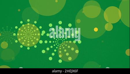 Bild von grünen Neujahr Feuerwerk und Bokeh Lichtflecken auf grünem Hintergrund Stockfoto