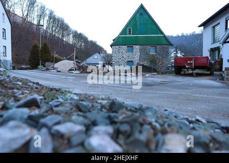 Hagen, Deutschland. 11th Januar 2022. Ein restauriertes Haus im Hohenlimburger Landkreis Hagen, sechs Monate nach dem Hochwasser. Mitte Juli 2021 verursachten heftige Regenfälle und Stürme vielerorts Überschwemmungen und Zerstörungen. In Nordrhein-Westfalen war Hagen zunächst besonders stark betroffen. Hänge rutschten hinunter, überflutete Straßen wurden gesperrt. Quelle: Alex Talash/dpa/Alamy Live News Stockfoto