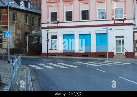 Hagen, Deutschland. 11th Januar 2022. Eine Straße im Hohenlimburger Landkreis Hagen sechs Monate nach der Flut. Mitte Juli 2021 verursachten heftige Regenfälle und Stürme vielerorts Überschwemmungen und Zerstörungen. In Nordrhein-Westfalen war Hagen zunächst besonders stark betroffen. Hänge rutschten hinunter, überflutete Straßen wurden gesperrt. Quelle: Alex Talash/dpa/Alamy Live News Stockfoto