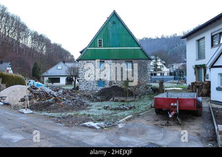 Hagen, Deutschland. 11th Januar 2022. Ein restauriertes Haus im Hohenlimburger Landkreis Hagen, sechs Monate nach dem Hochwasser. Mitte Juli 2021 verursachten heftige Regenfälle und Stürme vielerorts Überschwemmungen und Zerstörungen. In Nordrhein-Westfalen war Hagen zunächst besonders stark betroffen. Hänge rutschten hinunter, überflutete Straßen wurden gesperrt. Quelle: Alex Talash/dpa/Alamy Live News Stockfoto