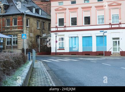 Hagen, Deutschland. 11th Januar 2022. Eine Straße im Hohenlimburger Landkreis Hagen sechs Monate nach der Flut. Mitte Juli 2021 verursachten heftige Regenfälle und Stürme vielerorts Überschwemmungen und Zerstörungen. In Nordrhein-Westfalen war Hagen zunächst besonders stark betroffen. Hänge rutschten hinunter, überflutete Straßen wurden gesperrt. Quelle: Alex Talash/dpa/Alamy Live News Stockfoto