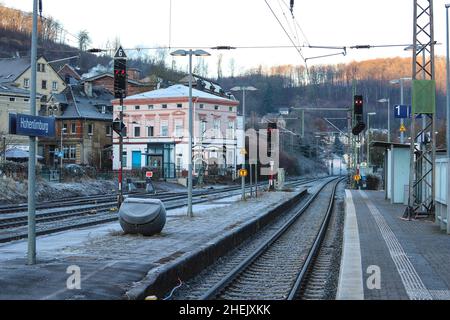 Hagen, Deutschland. 11th Januar 2022. Der Bahnhof im Hohenlimburger Kreis Hagen sechs Monate nach der Flut. Mitte Juli 2021 verursachten heftige Regenfälle und Stürme vielerorts Überschwemmungen und Zerstörungen. In Nordrhein-Westfalen war Hagen zunächst besonders stark betroffen. Hänge rutschten hinunter, überflutete Straßen wurden gesperrt. Quelle: Alex Talash/dpa/Alamy Live News Stockfoto