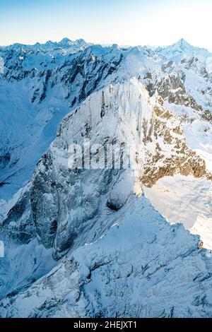 Wintersonnengang über dem Gipfel des Pizzo Badile, Luftaufnahme, Val Bregaglia, Kanton Graubünden, Schweiz Stockfoto