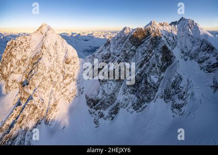 Luftpanorama von Piz Roseg, Piz Scerscen, schneebedeckter Piz Bernina, Valmalenco, Valtellina, Lombardei, Italien Stockfoto