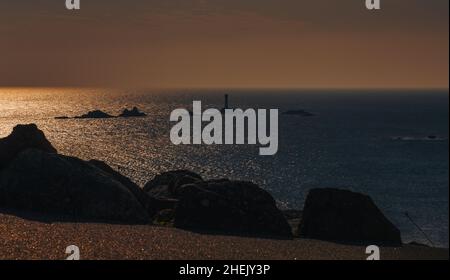 Land's End, Cornwall, Großbritannien - Ein Blick auf das Meer von Land's End, Großbritanniens südwestlichster Punkt und eines der berühmtesten Wahrzeichen des Landes Stockfoto