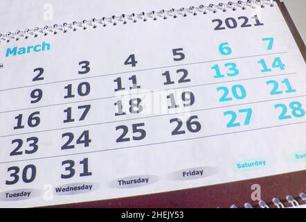 Kalender für März 2021. Wandkalender aus Papier, Draufsicht. Stockfoto