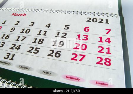 Kalender für März 2021. Wandkalender aus Papier, Draufsicht. Stockfoto