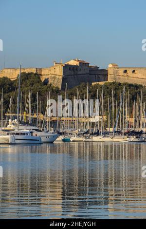 Fort Carre und Segelboote in Port Vauban. Antibes, Südfrankreich, Januar 2020. Stockfoto