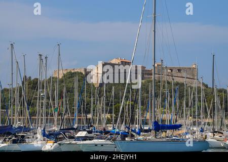 Fort Carre und Segelboote in Port Vauban. Antibes, Südfrankreich. Juli 2019. Stockfoto