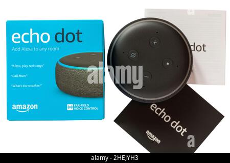 Amazon Echo Dot fügt Alexa jedem Raum auf weißem Hintergrund hinzu Stockfoto