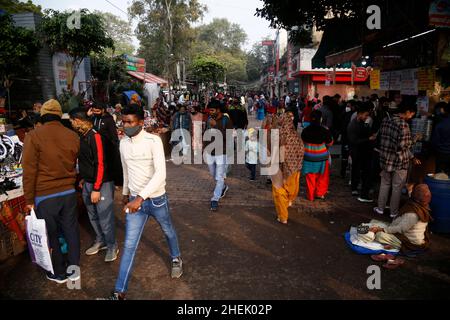 Delhi, Delhi, Indien. 10th Januar 2022. Während der Verbreitung des kovidierten omicron drängen sich Besucher auf dem Sarojini Nagar-Markt in Delhi. Einschränkungen und Protokolle werden nicht befolgt. (Bild: © Haripriya Shaji/Pacific Press via ZUMA Press Wire) Stockfoto