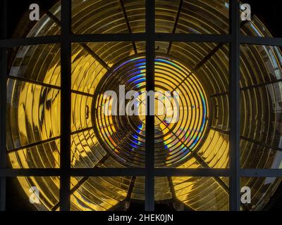 Hyperstrahlende Zweiventil-Fresnel-Linse, Navesink Twin Lights, Highlands, Monmouth County, New Jersey, USA, mit Blick auf Sandy Hook Bay. Stockfoto