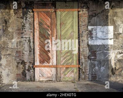 Verwitterte Tür in Fort Hancock, einem ehemaligen Fort der United States Army in Sandy Hook, Gateway National Recreation Area, Middletown Township, New Jersey, USA Stockfoto