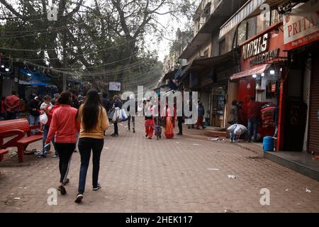 Delhi, Delhi, Indien. 10th Januar 2022. Während der Verbreitung des kovidierten omicron drängen sich Besucher auf dem Sarojini Nagar-Markt in Delhi. Einschränkungen und Protokolle werden nicht befolgt. (Bild: © Haripriya Shaji/Pacific Press via ZUMA Press Wire) Stockfoto