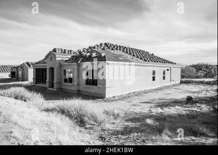 Neubau von Traktushäusern in Sahuarita, Arizona, schwarz-weiß Stockfoto