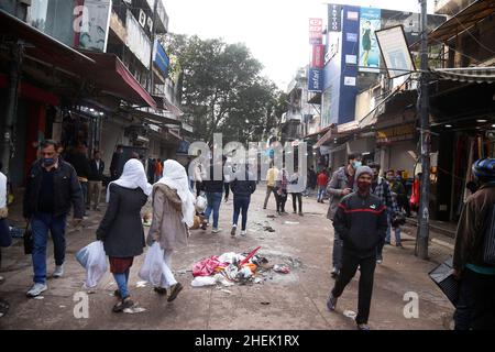 Delhi, Delhi, Indien. 10th Januar 2022. Während der Verbreitung des kovidierten omicron drängen sich Besucher auf dem Sarojini Nagar-Markt in Delhi. Einschränkungen und Protokolle werden nicht befolgt. (Bild: © Haripriya Shaji/Pacific Press via ZUMA Press Wire) Stockfoto