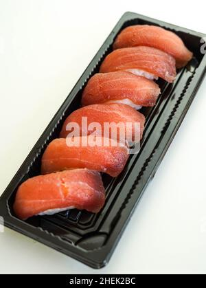 Tablett mit sechs Sushi-Stücken. Thunfisch-Nigiris. Stockfoto