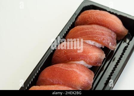 Tablett mit sechs Sushi-Stücken. Thunfisch-Nigiris. Stockfoto