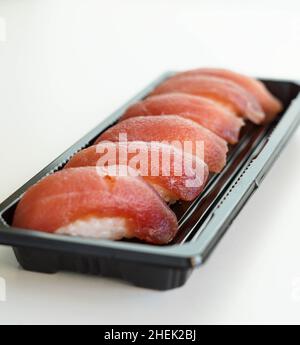 Tablett mit sechs Sushi-Stücken. Thunfisch-Nigiris. Stockfoto