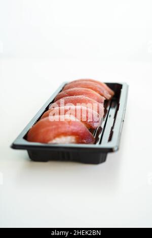 Tablett mit sechs Sushi-Stücken. Thunfisch-Nigiris. Stockfoto