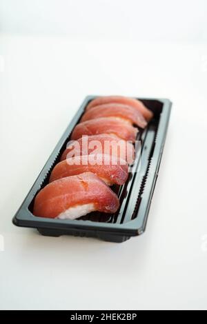 Tablett mit sechs Sushi-Stücken. Thunfisch-Nigiris. Stockfoto
