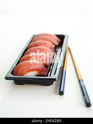 Tablett mit verschiedenen Sushi-Stücken. California Roll. Stockfoto
