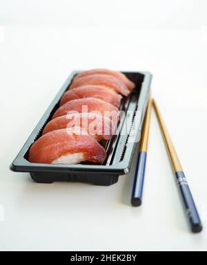 Tablett mit sechs Sushi-Stücken. Thunfisch-Nigiris. Stockfoto