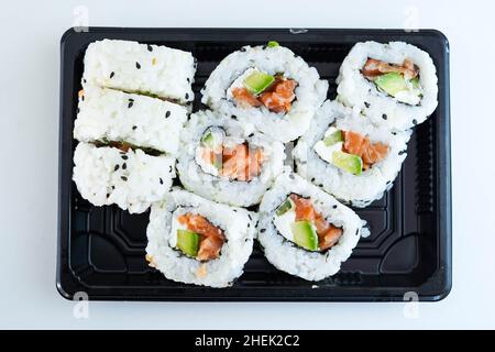 Tablett mit verschiedenen Sushi-Stücken. California Roll. Stockfoto