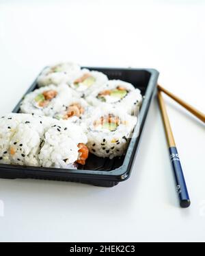 Tablett mit verschiedenen Sushi-Stücken. California Roll. Stockfoto