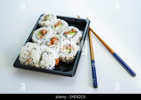 Tablett mit verschiedenen Sushi-Stücken. California Roll. Stockfoto