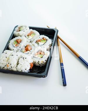 Tablett mit verschiedenen Sushi-Stücken. California Roll. Stockfoto