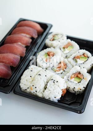 Tablett mit verschiedenen Sushi-Stücken. California Roll. Stockfoto