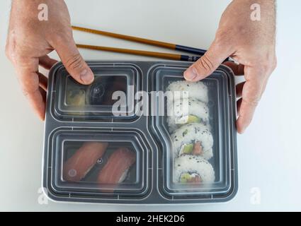 Tablett mit verschiedenen Sushi-Stücken. California Roll. Stockfoto