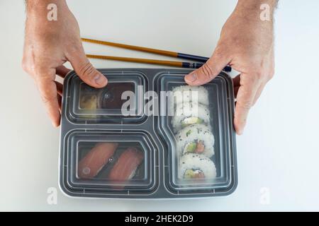 Tablett mit verschiedenen Sushi-Stücken. California Roll. Stockfoto