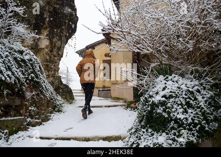 Rieti, Rieti, Italien. 9th Januar 2022. Schneefall und schlechtes Wetter in niedrigen Lagen im zentralen Apennin bedeckten die Provinz Rieti. Grecchio (Rieti), 9. Dezember 2022 (Bildquelle: © Riccardo Fabi/Pacific Press via ZUMA Press Wire) Stockfoto