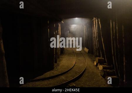 Tunnel einer verlassenen Quecksilbermine in Idrija, Slowenien. Stockfoto