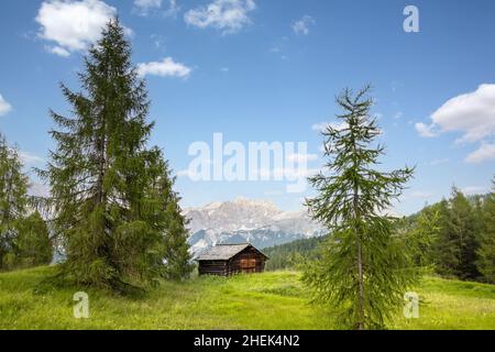 Kleine Holzhütte in einer Berglandschaft in den Dolomiten Stockfoto