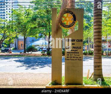 Zementschild für den Rotary Club Sao Paulo im Bezirk Sumare in Sao Paulo, Brasilien Stockfoto