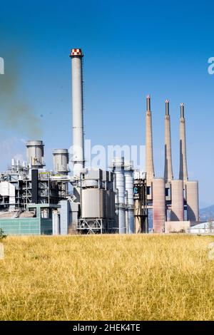 Fabrik im Vergleich zu Umwelt. Stockfoto