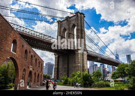 Die Manhattan Bridge ist eine Hängebrücke, die den East River in New York City überquert und Lower Manhattan an der Canal Street verbindet. Stockfoto